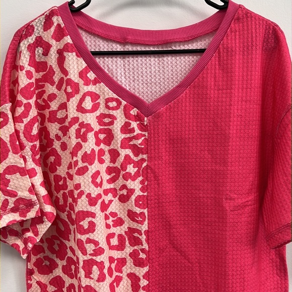💥3/$15💥 NEW - Rose Cheetah Patchwork Short Sleeve Top - Size Small - Picture 6 of 11